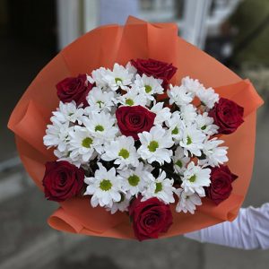 букет из белых хризантем и красных роз фото букета