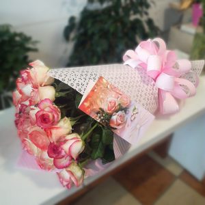 15 біло-рожевих троянд джумілія фото
