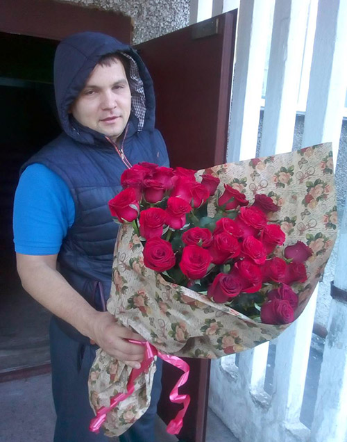 большой букет красных роз в Ровно фото