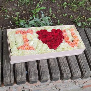 великий букет троянд в коробці у формі I love You для коханої фото