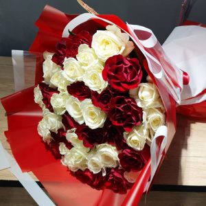 букет з 51 червоної та білої троянди в Рівному фото