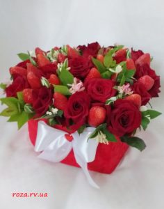 фото букет в капелюшній коробці троянди та полуниця