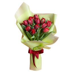 Фото товара 15 червоних тюльпанів у зеленій упаковці в Ровно