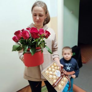 Букет червоних троянд у коробці та цукерки фото подарунка