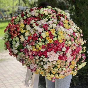 Огромный букет из 201 кустовой розы фото