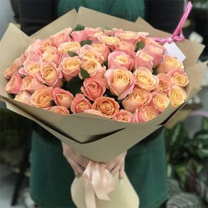 Большой букет из 51 розы кораллового цвета сорта Мисс Пигги фото