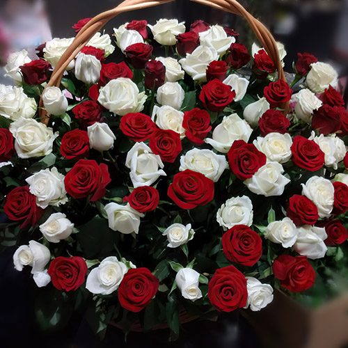 Фото товара Кошик червоних і білих троянд в Ровно