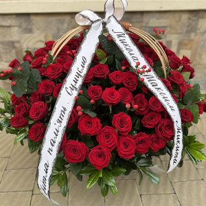 большая корзина красных роз на похороны в Ровно фото
