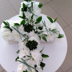 икебана из живых цветов на похороны в виде креста