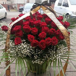большая корзина красных роз на похороны с декором