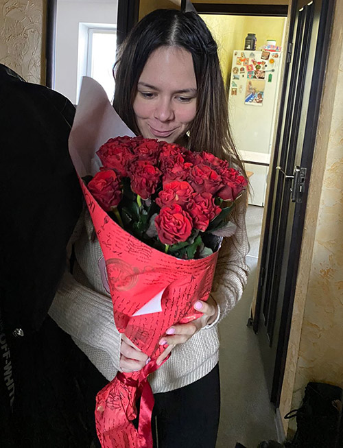 красные розы для девушки в Ровно фото