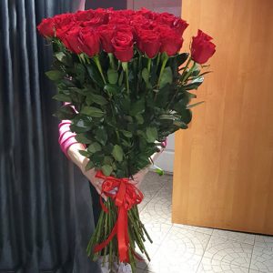 25 высоких импортных роз в Ровно фото